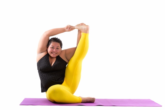 junge fette asiatische Frau, die Yoga-Posen tut