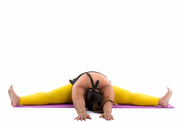 junge fette asiatische Frau, die Yoga-Posen tut
