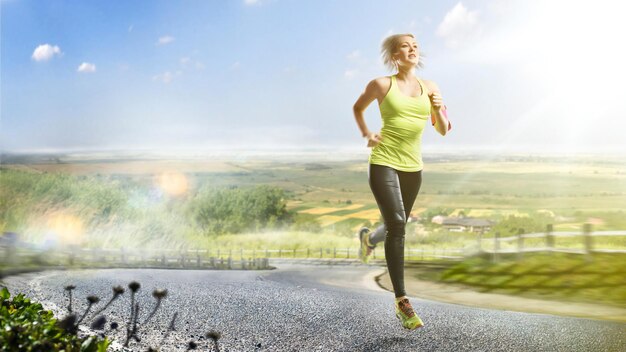 Foto junge fitnessläuferin läuft auf dem sunrise village trail