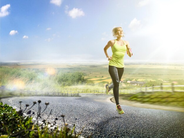 Foto junge fitnessläuferin läuft auf dem sunrise village trail