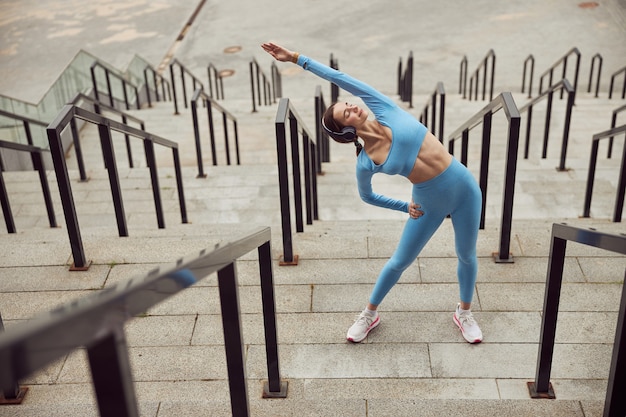 Junge fitte dame macht fitness und joggen am urbanen ort