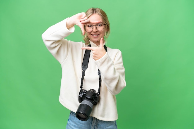 Junge Fotografin Engländerin über isoliertem Hintergrund mit Fokus auf Gesicht Framing-Symbol