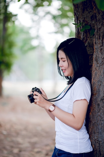 Junge Fotografin im Park