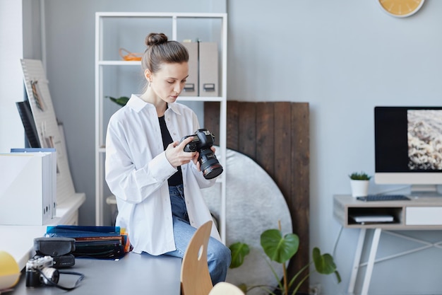 Junge Fotografin im Studio