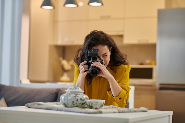 Junge Fotografin mit Kamera in den Händen