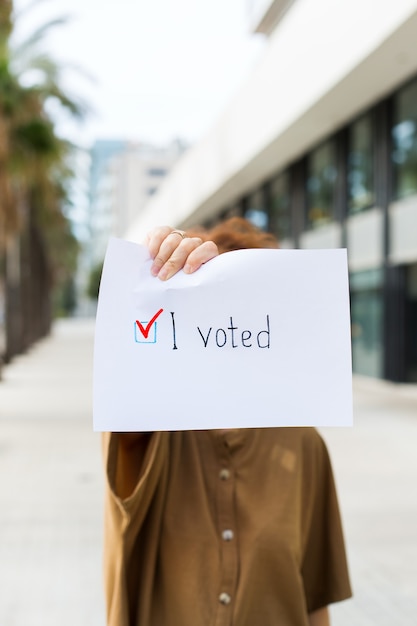 Junge Frau, Aktivistin ruft zur Abstimmung auf und hält Papier mit der Aussage, dass ich GEWÄHLT habe. Politischer Aktivismus, Wahlprozess, Konzept für aktive Lebenspositionen. Präsident, Verfassungswahlen.