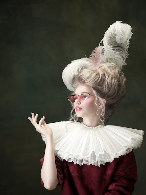 Junge Frau als Marie Antoinette auf dunklem Hintergrund im Retro-Stil Vergleich des Epochenkonzepts