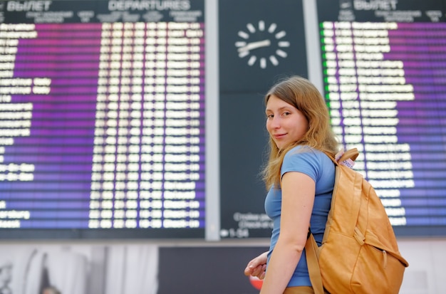 Junge Frau am internationalen Flughafen, mit Flugbrett