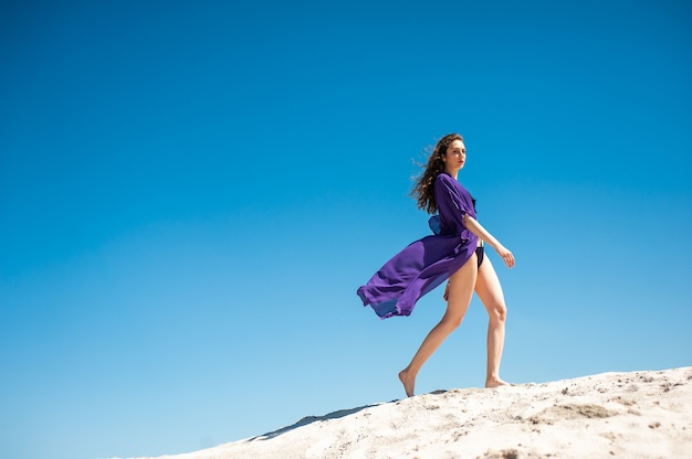 Junge Frau am Sonnenstrand