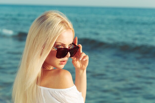 Junge Frau am Strand entspannen