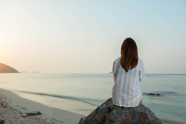 Junge Frau am Strand, trauriges Konzept