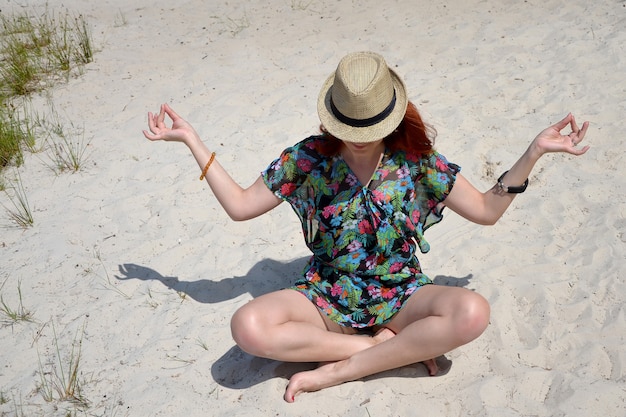 Junge Frau am Strand Yoga-Meditation