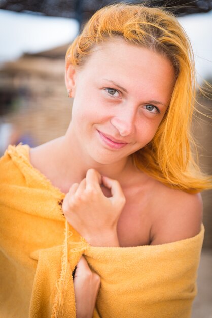 Junge Frau am Strand