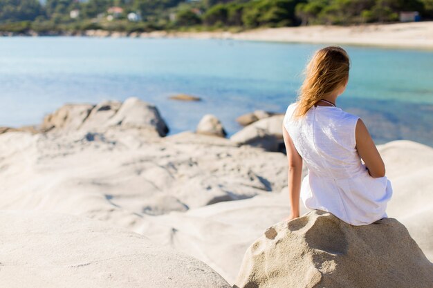 Junge Frau am Strand