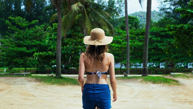 Foto junge frau am strand