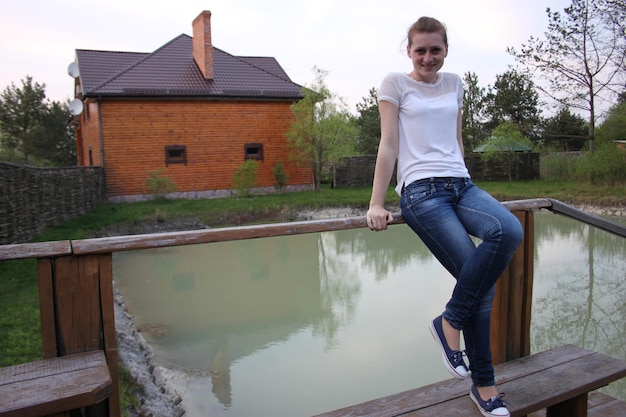 junge Frau am Teich