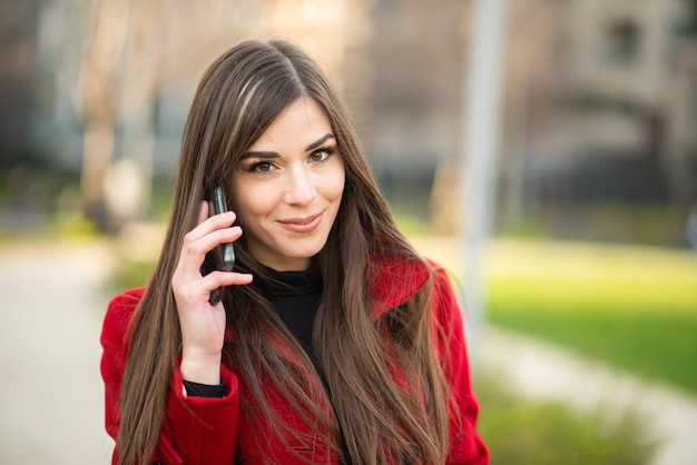 Junge Frau am Telefon sprechen