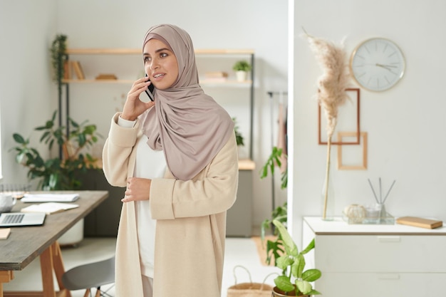 Junge Frau am Telefon sprechen