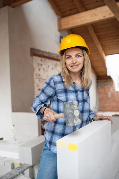 Foto junge frau arbeitet im hut