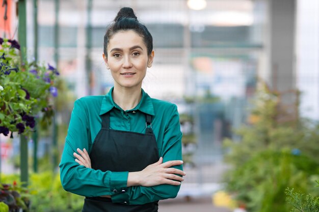 Junge Frau arbeitet in der Abteilung für Blumenpflanzen im DIY-Laden