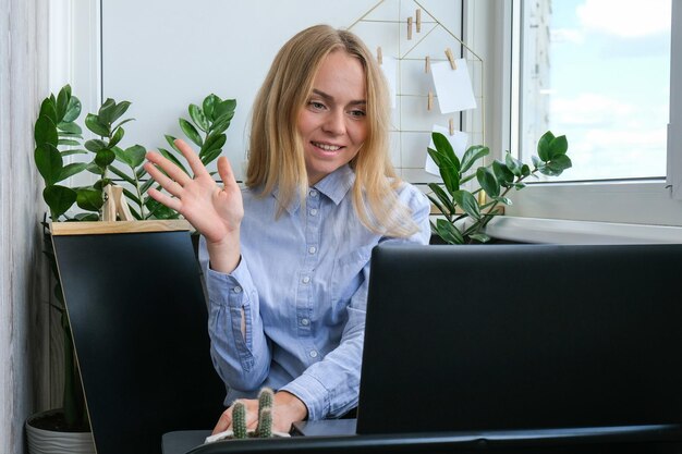 Foto junge frau arbeitet zu hause an einem computer und berechnet monatliche ausgaben für hypothekenzahlungen