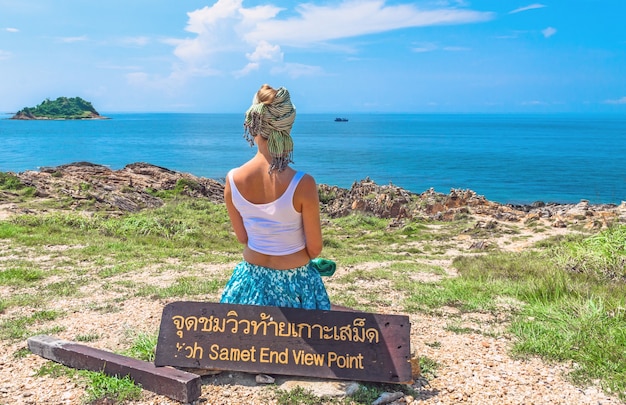 Junge Frau auf dem Extrempunkt von Samet Island in Thailand