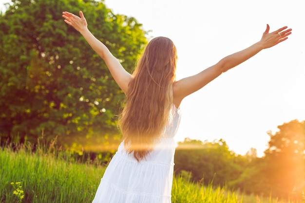 Junge Frau auf dem Feld im Abendlicht