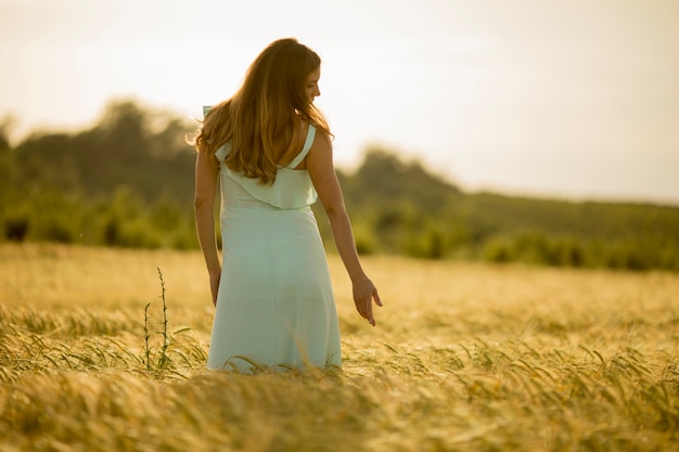 Junge Frau auf dem Feld