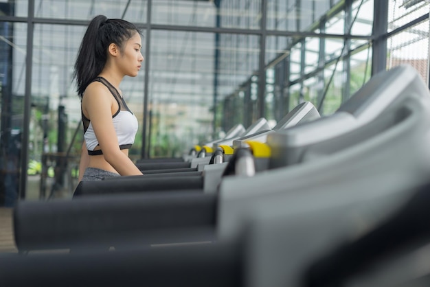 Junge Frau auf dem Laufband im Fitnessstudio
