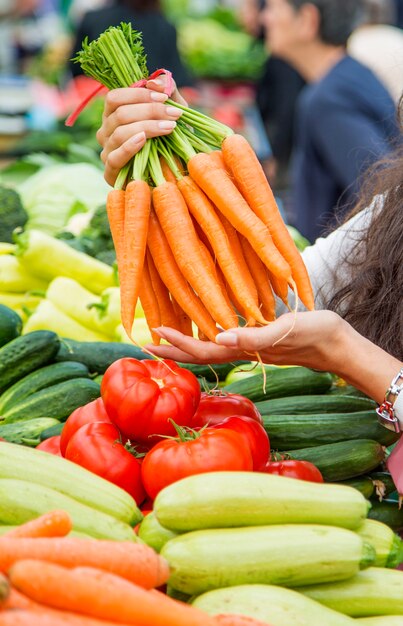 Junge Frau auf dem Markt