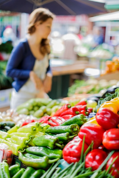 Junge Frau auf dem Markt