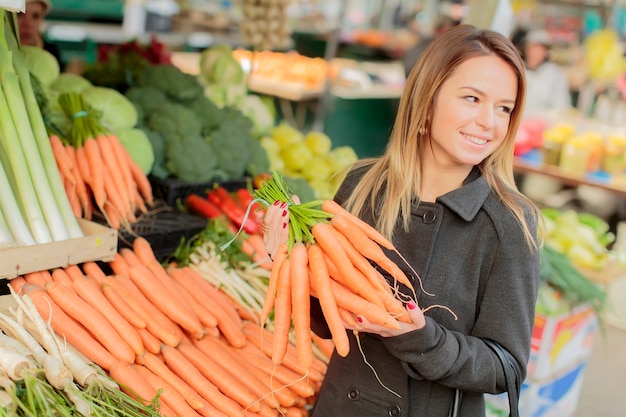 Junge Frau auf dem Markt