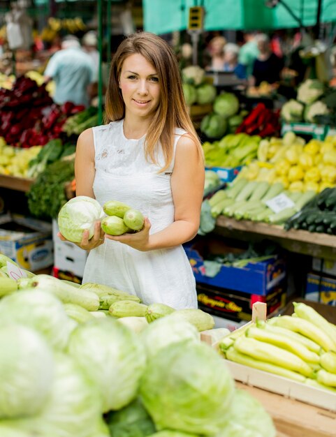 Junge Frau auf dem Markt