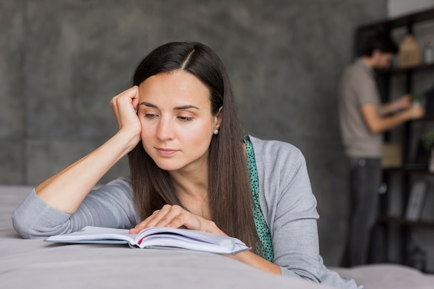 Foto junge frau auf der couch lesen