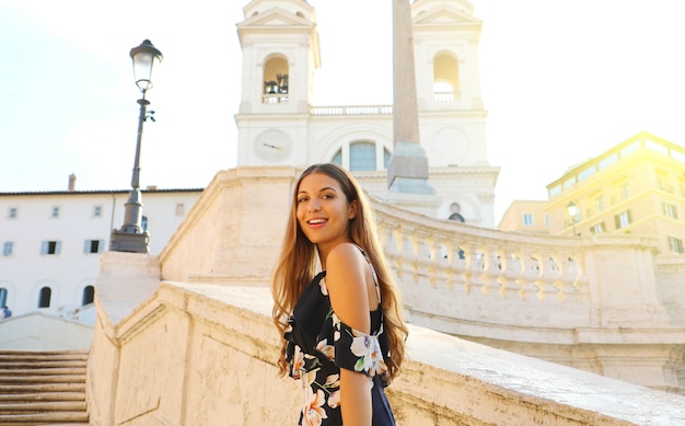 Junge Frau auf der Spanischen Treppe