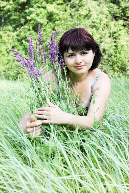 Junge Frau auf der Wiese mit den Blumen