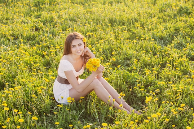 Junge Frau auf einem Feld