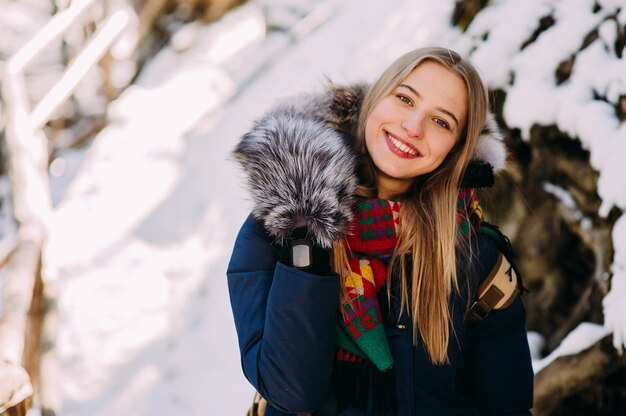 Junge Frau auf einer Wanderung in einem Winterwald