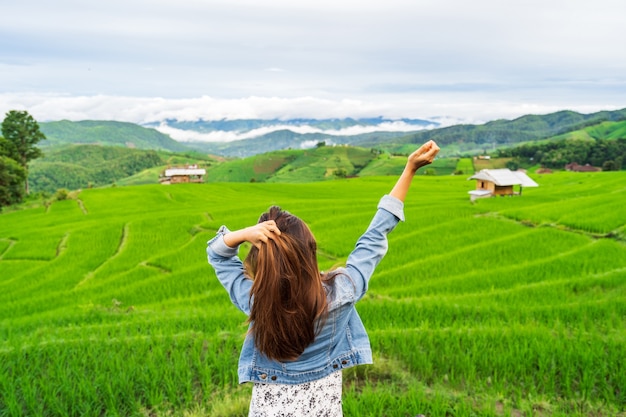Junge Frau auf grünen Reisterrassen