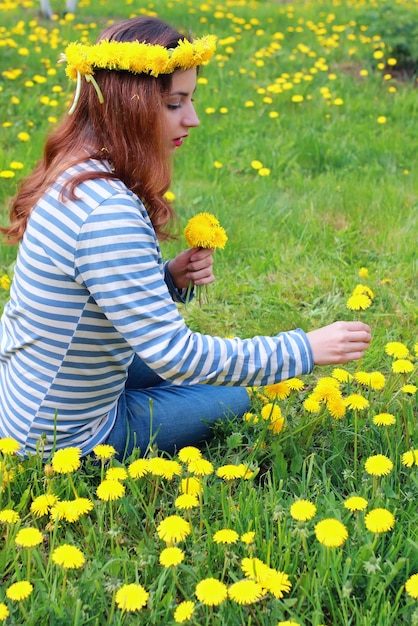 junge Frau auf Löwenzahnwiese