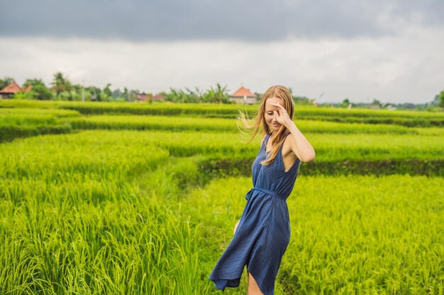Junge Frau auf Reisfeldplantage der grünen Kaskade. Bali, Indonesien.