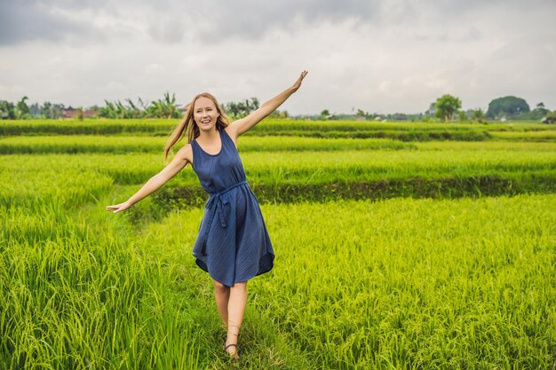 Junge Frau auf Reisfeldplantage der grünen Kaskade. Bali, Indonesien.