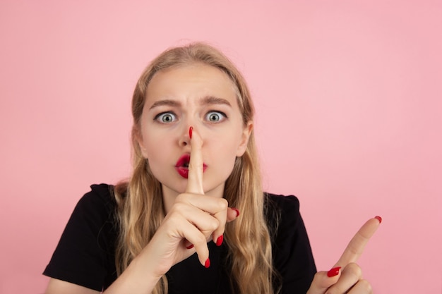 Foto junge frau auf rosa hintergrund, exemplar