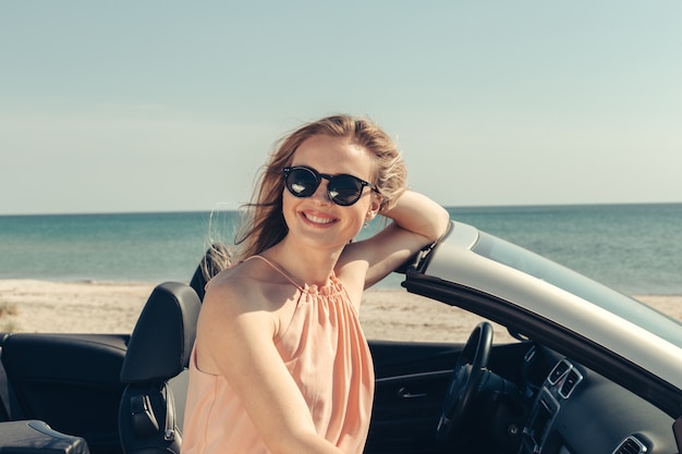 Junge Frau Autofahren am Strand