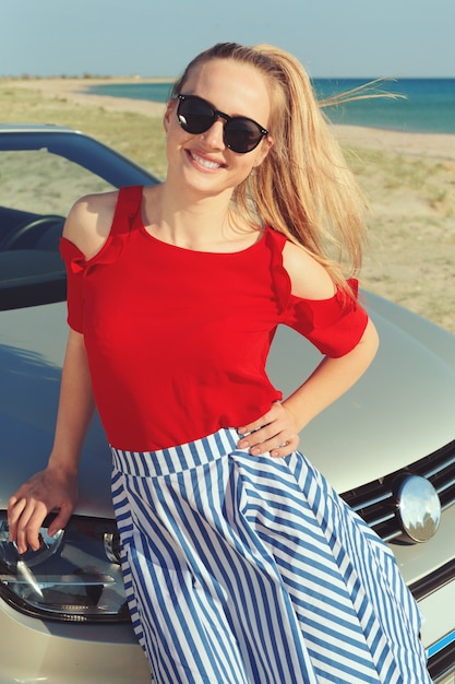 Junge Frau Autofahren am Strand