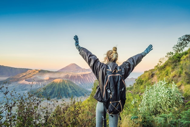 Junge Frau begegnet dem Sonnenaufgang im Nationalpark Bromo Tengger Semeru auf der Insel Java in Indonesien