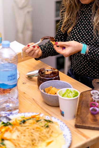 Junge Frau bei einem Mittagessen in einem Restaurant