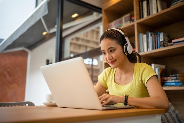 Foto junge frau bei einem videogespräch über den computer im heimbürobetriebsvideokonferenzen