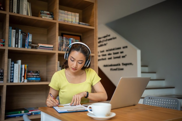 Foto junge frau bei einem videogespräch über den computer im heimbürobetriebsvideokonferenzen