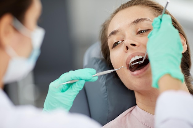 Junge Frau bei einer Zahnuntersuchung